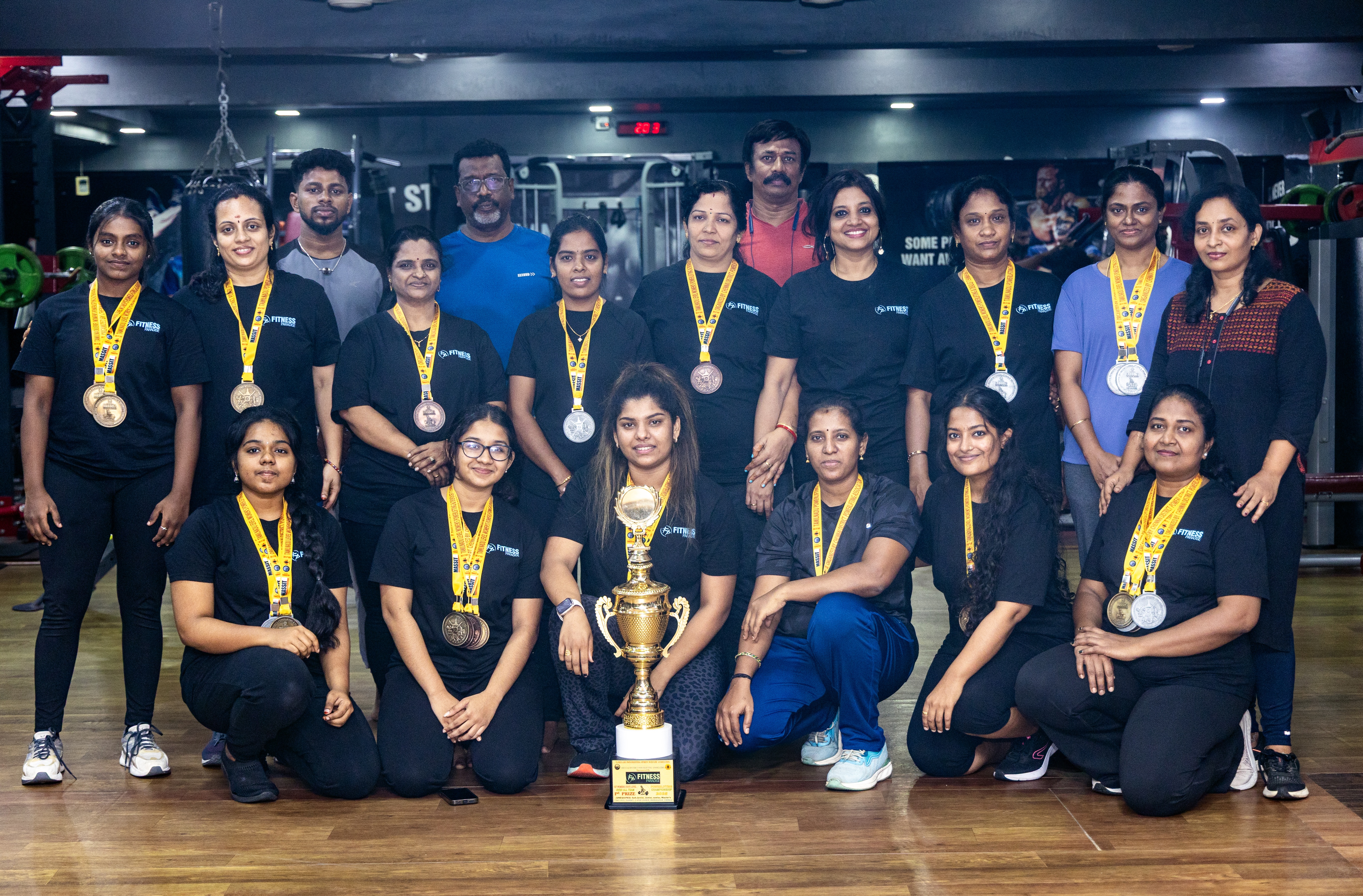 வெற்றி-பெற்ற-பெண்கள்-குழுவினர்